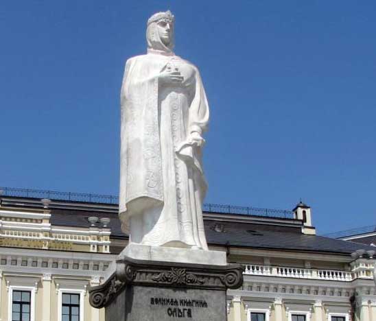 Современный памятник княгие Ольге (г. Киев, Михайловская пл.). Точная копия памятника 1911 г. скульптора Ивана Кавалеридзе.